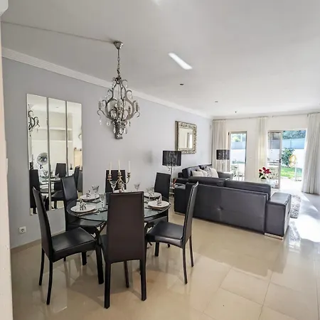 Будинок відпочинку Quintaloes, 5 Mins From Old Town